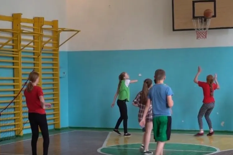 Ar fi bine să se deschidă sălile de sport pentru elevi. Un antrenor voluntar din Cluj cere acest lucru