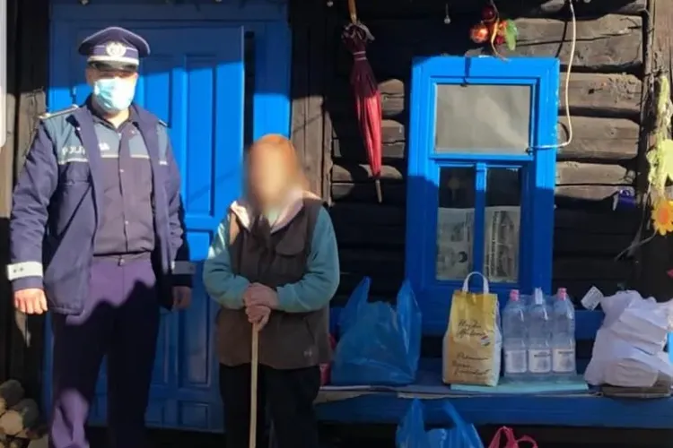 Ajutoarele în uniformă ale lui Moș Crăciun, prinse în ”flagrant” la Cluj, când duceau un frigider cu alimente unei bunici de 74 de ani - FOTO