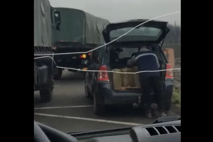 Cluj: Cum se fură motorină din camioanele Armatei pe un drum dintre Cluj-Napoca și Dej - VIDEO