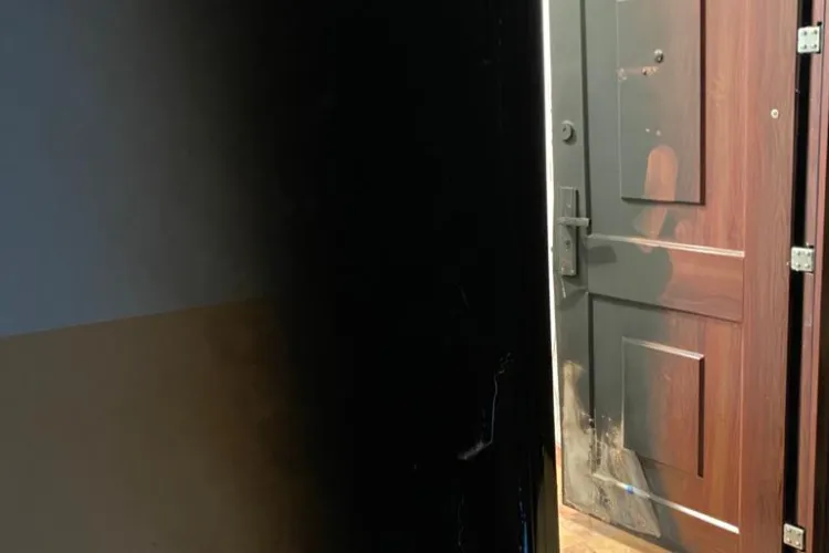 Ușa unui apartament din Mănăștur incendiată în toiul nopții. O femeie rămăsese blocată înăuntru FOTO