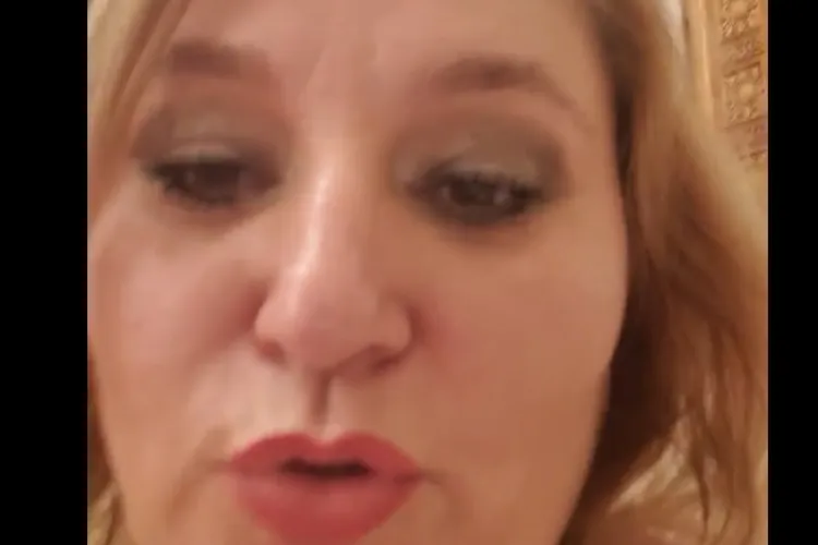 Senatoarea AUR, Diana Șoșoacă, umblă fără mască în Senat, dar are adeverință de la medic. Actele sunt verificate