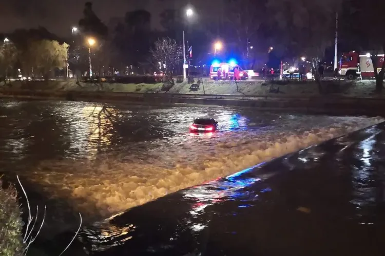 VIDEO - BMW în Someș la Cluj. Inexplicabil cum a ajuns în mijlocul râului - FOTO