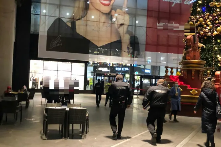 Mall -urile au fost arhipline miercuri. Polițiștii au făcut controale - VIDEO și FOTO