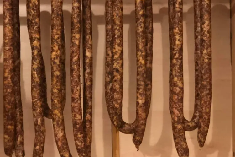 Pe strada Donath, un locatar afumă cârnații în boxa blocului și face fum ca la balamuc - FOTO