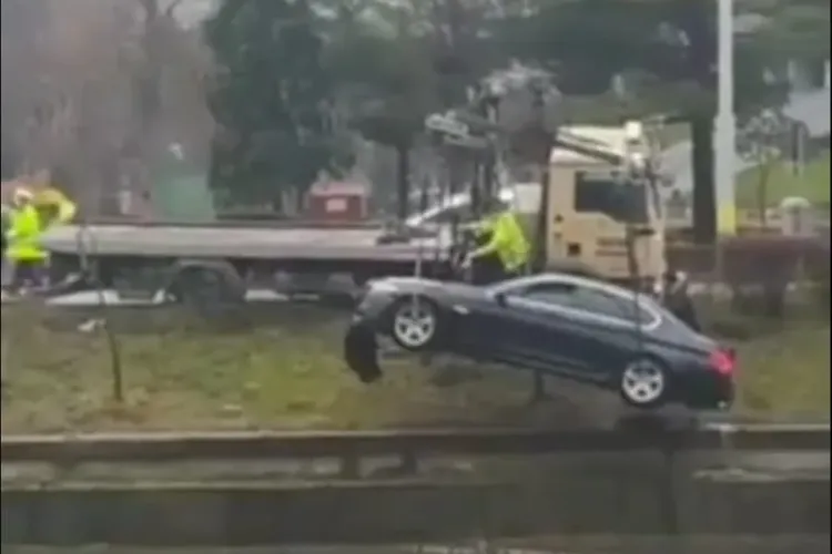 BMW -ul care s-a ”adăpat” din Someș a fost scos din apă: ”Curge la apă din mașină... oioioi!” - VIDEO