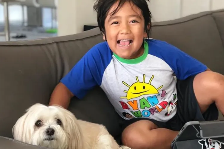 Cum a câștigat un copil de 9 ani 30 de milioane de dolari din YouTube într-un an. Cu cât era plătit