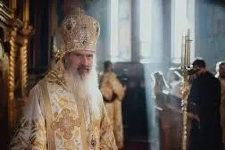 Anchetă la Constanța, după ce ÎPS Teodosie a sfidat din nou restricțiile. Sute de credincioși au fost împărtășiți cu aceeași linguriță