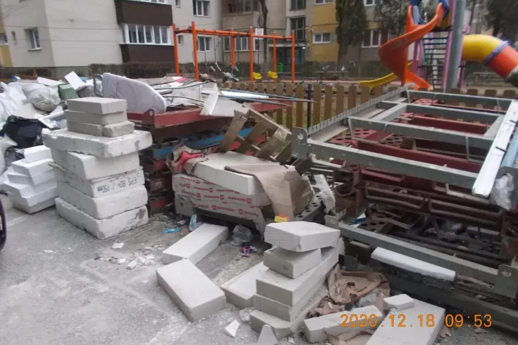 Firma ”obraznică” din Cluj-Napoca amendată cu 20.000 de lei pentru că a umplut drumul cu deșeuri - FOTO