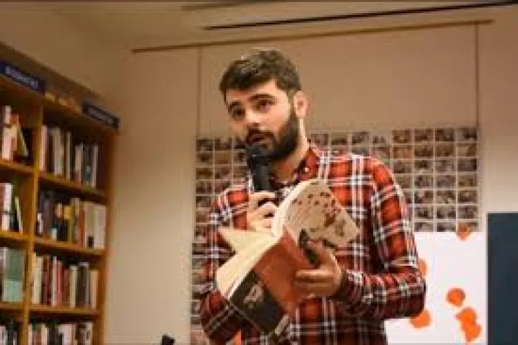 Un român a ajuns cel mai citit poet din Spania. A vândut peste 100.000 de cărți