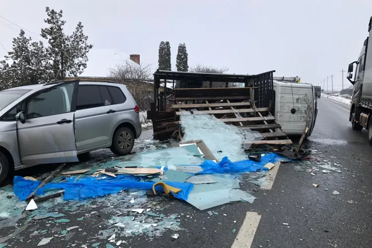 Accident pe centura Apahida-Bulevardul Muncii. O utilitară s-a răsturnat FOTO