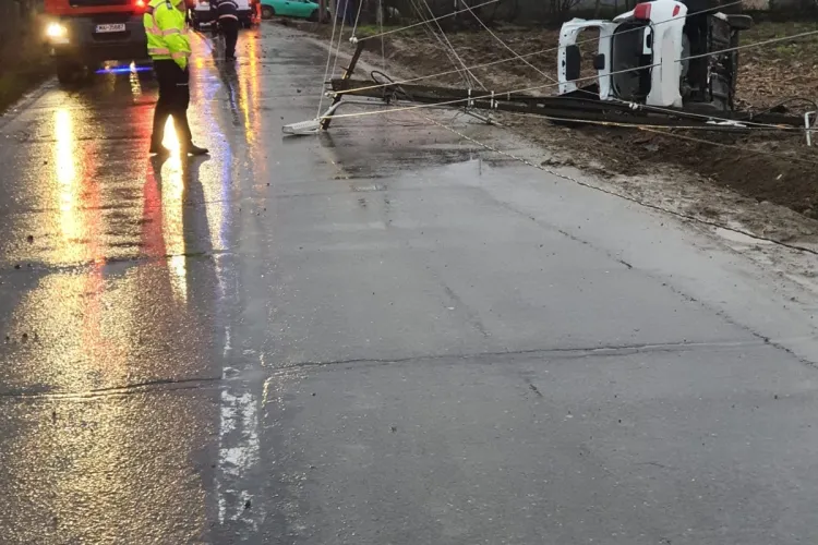 Mașină răsturnată la Mica, după Revelion! Un bărbat rănit era prins în interior - FOTO