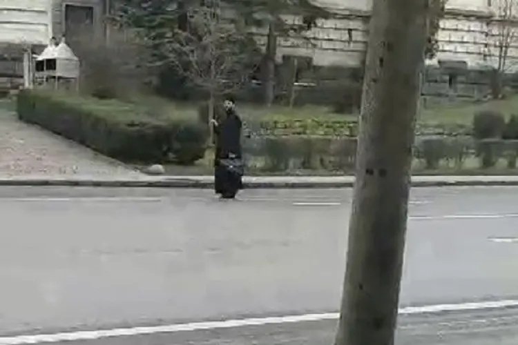 Cluj: Fă ce zice preotul, nu ce face preotul: Era fără mască și traversa neregulamentar - VIDEO