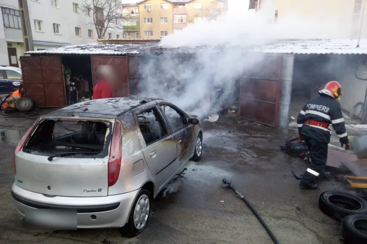 VIDEO. Un garaj a luat FOC în Gherla. Un tânăr a avut nevoie de îngrijiri medicale