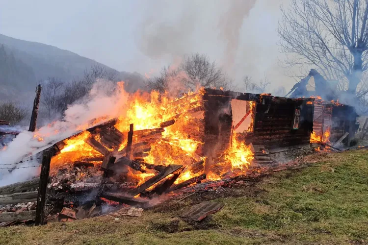 Pompierii clujeni au intervenit la un incendiu în Poșaga de Jos, județul Alba - FOTO
