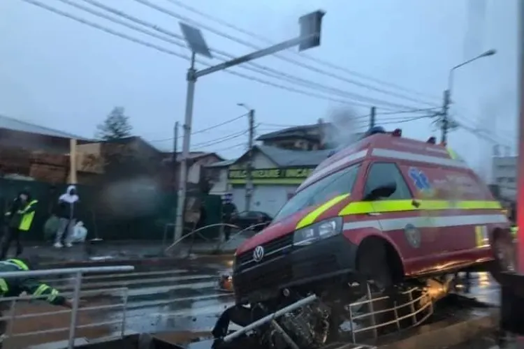 Accident cu o ambulanță SMURD. Trei persoane rănite, mai multe tramvaie blocate