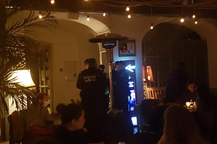 Cluj: Amenzi pentru nepurtarea măștii, după controale la biserici, în piețe și în zona de terase