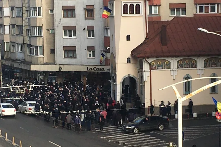 La Cluj, s-au călcat în picioare la slujba de Bobotează din Mărăști. Mesajul unei clujence - FOTO   