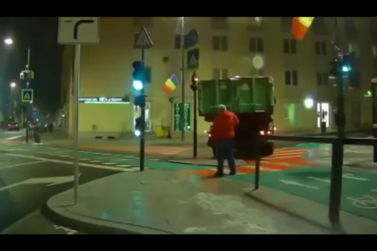 Dorel a spulberat un semafor nou din Piața Lucian Blaga -  VIDEO