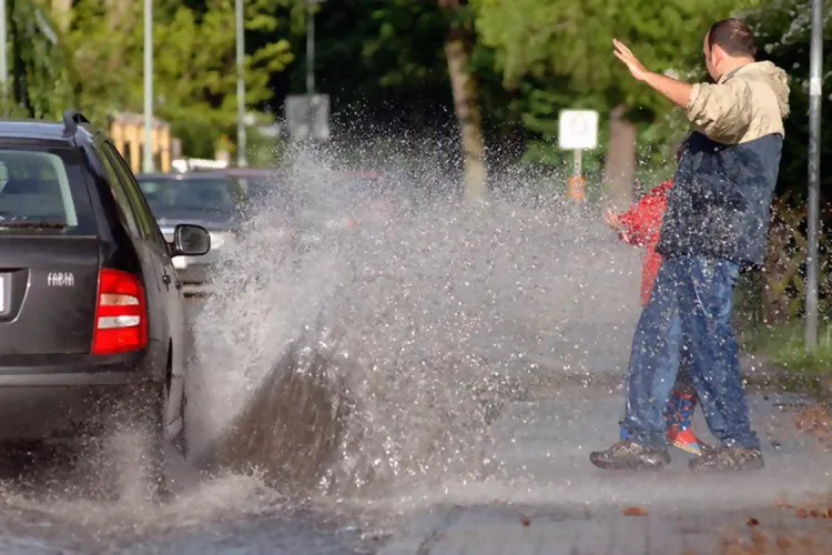 Boc inaugurează străzile de pe cisternă: ”Când plouă, stau la trecerea de pietoni și mă udă mașinile din cap până în picioare”   