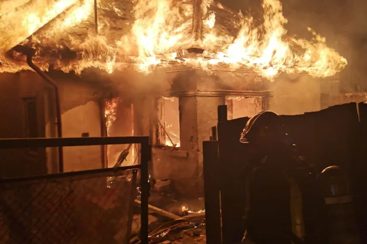 Incendiu pe Valea Seacă, din Cluj-Napoca. S-a crezut că un copil a rămas în casa în flăcări - FOTO