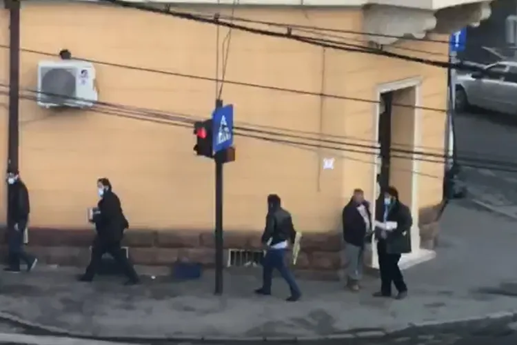 Poliția locală Cluj-Napoca fumează alături de vânzătorii de petarde din Piața Mihai Viteazu - VIDEO