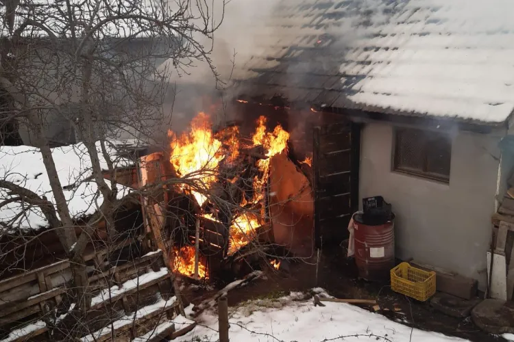 Incendiu în Câmpia Turzii. Vecinii au încercat să stingă flăcările FOTO