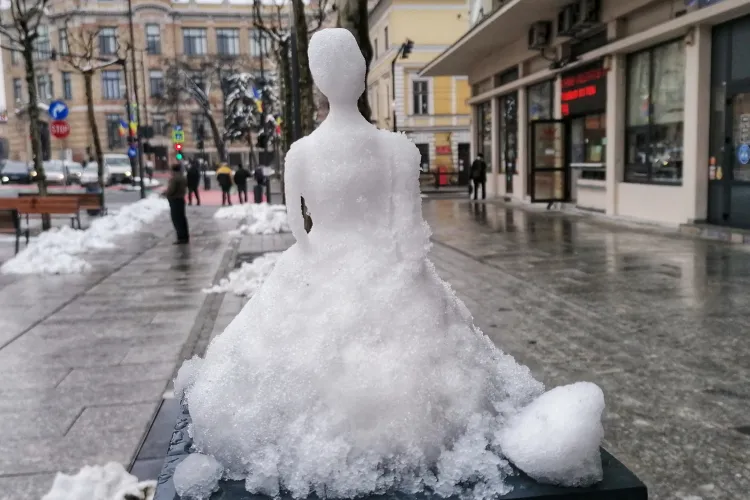 Dacă nu la Cluj, atunci unde? Sculptură din zăpadă în Piața Lucian Blaga - FOTO