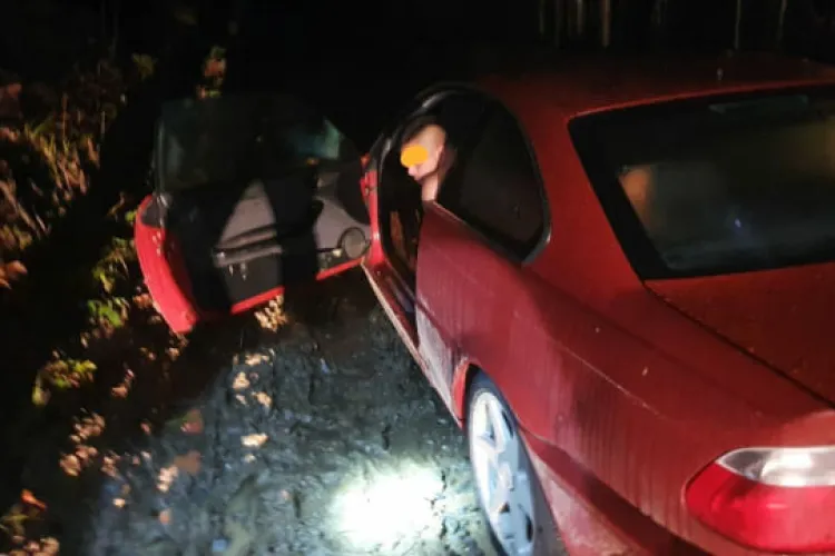 Tânăr găsit dezbrăcat într-un BMW împotmolit pe un drum forestier - FOTO   