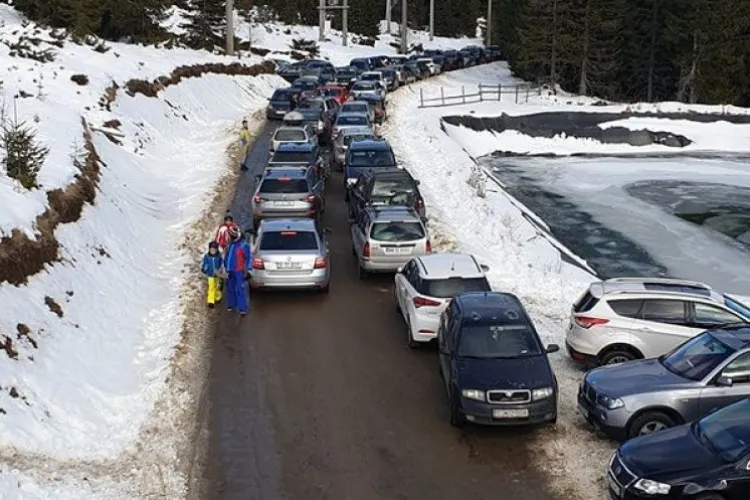 Parcarea, interzisă pe drumul spre Buscat