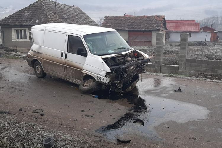 Accident cu o victimă la Aluniș. Un șofer a DISTRUS un gard de beton - FOTO
