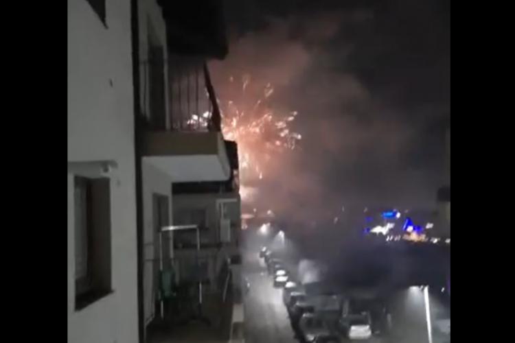 Petarde și artificii ca la război, în Cluj! Dedicație pentru Arafat Arafat: ”Ai crezut că ne ascundem în case? Să-și ardă virusul pe maț” - VIDEO