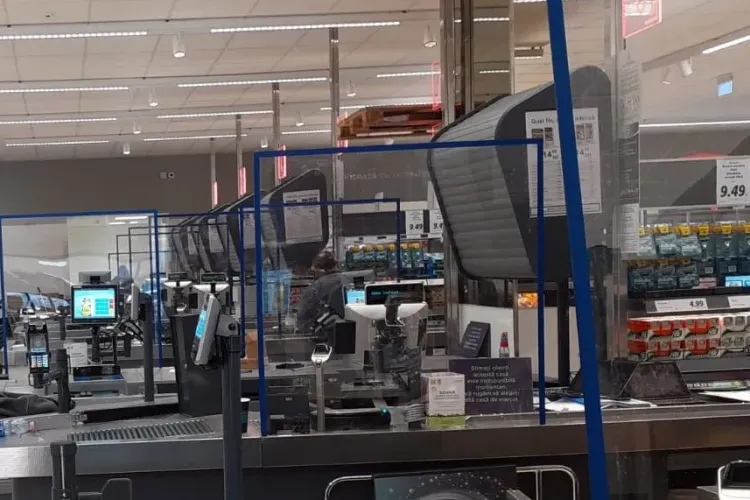 Femeie din Florești: Două domnișoare ”bronzate” mi-au desfăcut ghiozdanul în Lidl