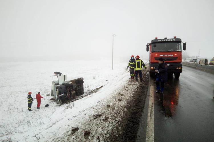 Mașină răsturnată pe marginea drumului între Copăceni și Tureni - FOTO