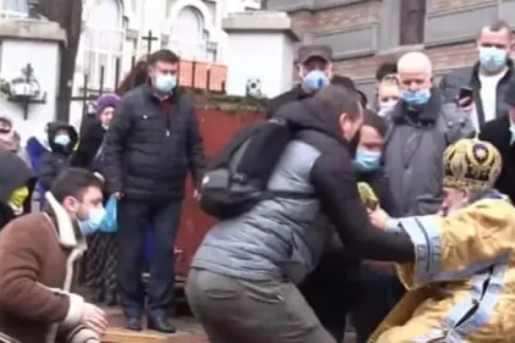 ÎPS Teodosie, Arhiepiscopul Tomisului, a căzut în timpul slujbei de Bobotează, când sfințea apa care alungă bolile - VIDEO