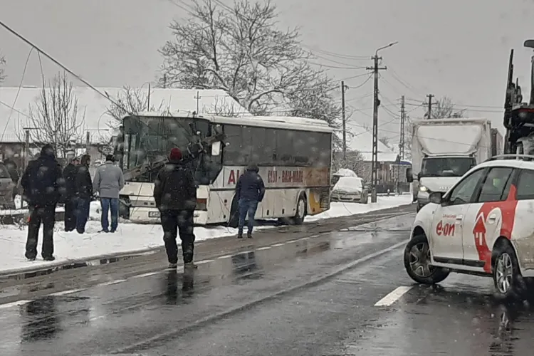 Un autocar a lovit un stâlp la Nima. Traficul este afectat