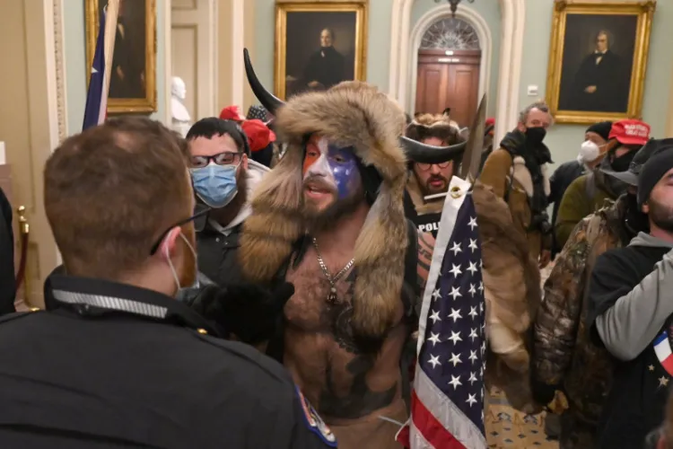 Congresul SUA a fost atacat de trumpiști înarmați. Imagini LIVE de la proteste - VIDEO