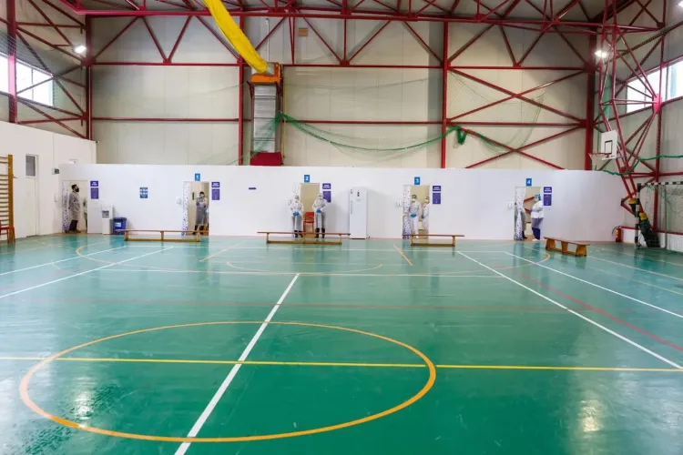 Cum arată un centru de vaccinare din Cluj-Napoca, făcut într-o sală de sport - Galerie FOTO