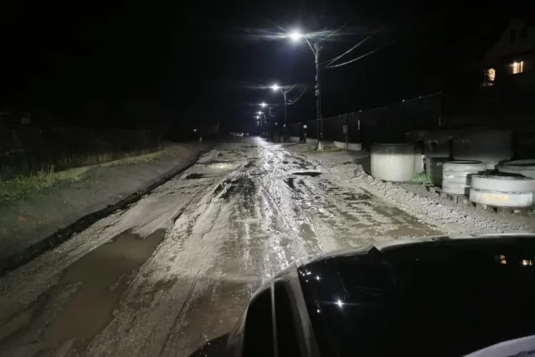 Stradă bombardată în Huedin și abandonată de primarul Mircea Moroșan: S-au răsturnat 2 camioane - FOTO