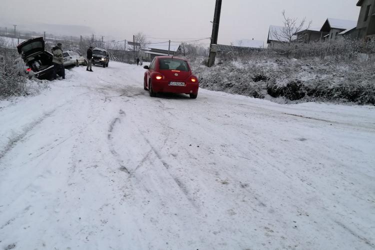Mașinile au mers ca săniile pe un drum din Cluj și s-au oprit în șanț - FOTO   