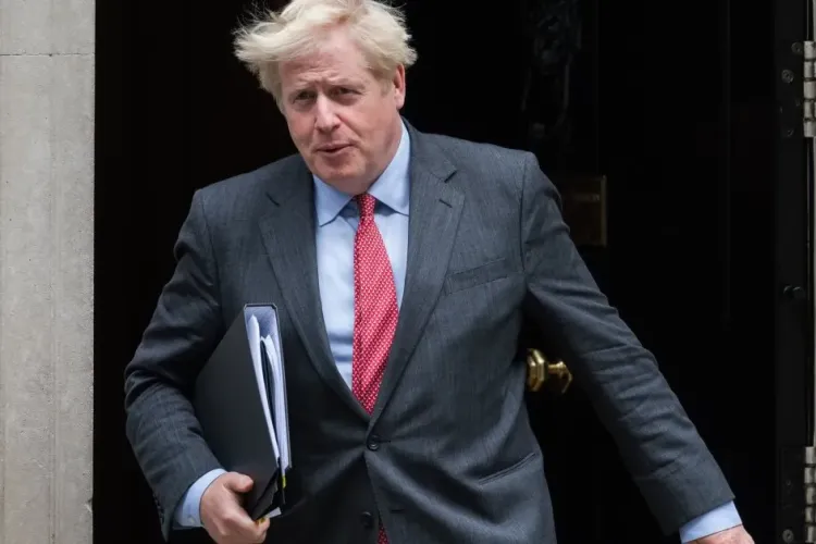 Anglia intră în carantină totală