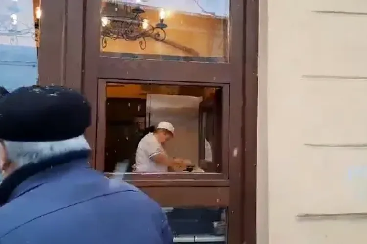 La patiseriile Gigi, angajații nu poartă mască, deși suntem în plină pandemie - VIDEO   