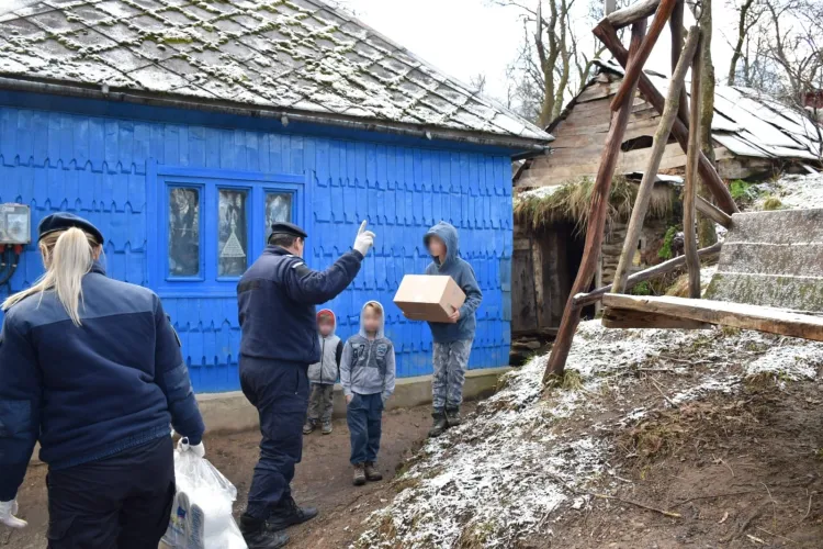 Jandarmii au dus donații în zona de munte a Clujului. Un tată care își crește singur fata a primit panouri solare - FOTO   