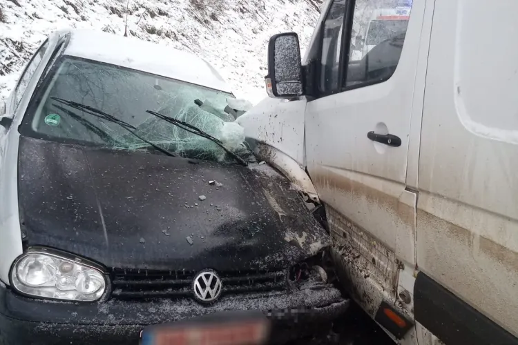 FOTO - Accident la Sibiu, în localitatea Laslea. O dubă s-a ”înfipt” într-un autoturism 
