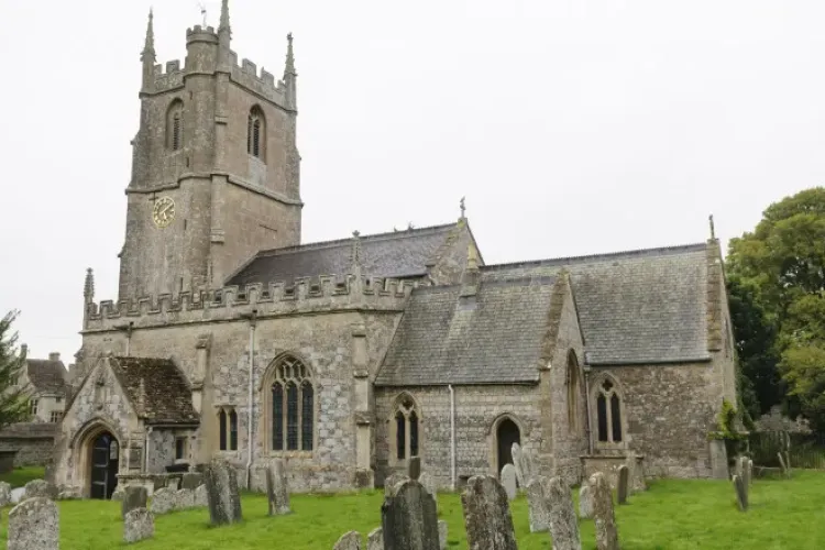 Mai mulți români au furat tabla de plumb de pe zeci de biserici din Anglia