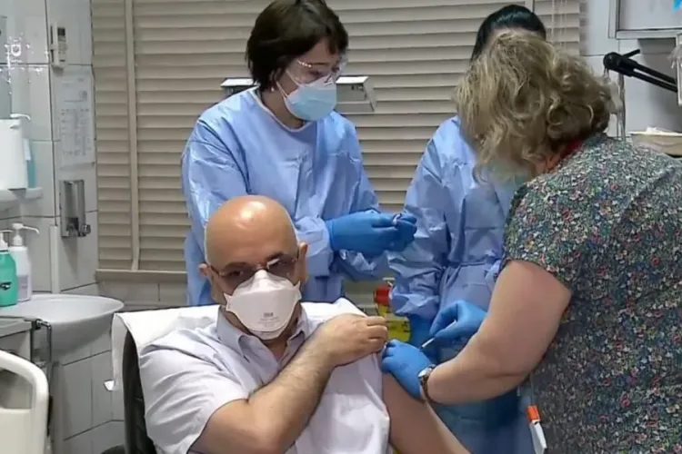 Raed Arafat s-a vaccinat împotriva coronavirusului. Ce a declarat șeful DSU după imunizare? „Azi ne-a venit rândul”