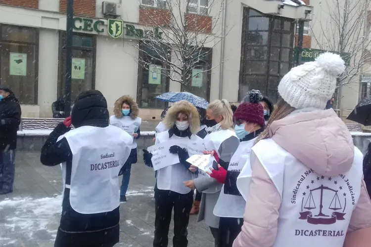 Sindicaliștii au protestat miercuri la Cluj-Napoca față de nedreptățile salariale din sistem - VIDEO