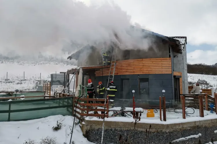 Incendiu la o casă din Chinteni. Pompierii s-au luptat cu focul aproape 2 ore FOTO