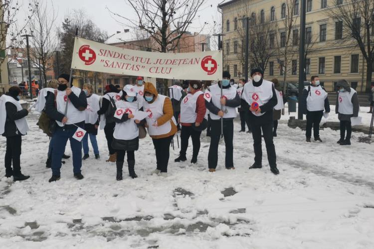 30 de sindicaliști din sănătate protestează pentru salarii în fața Prefecturii Cluj - VIDEO 