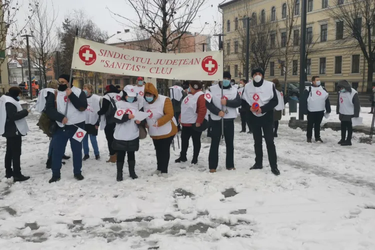 30 de sindicaliști din sănătate protestează pentru salarii în fața Prefecturii Cluj - VIDEO 