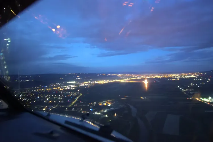 Pilotul unui Boeing 737 filmează aterizarea de pe Aeroportul Internațional Cluj - VIDEO